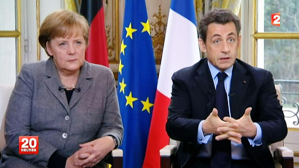 EU-ST�TTE:  Tysklands statsminister Angela Merkel og Frankrikes president Nicolas Sarkozy under TV-intervjuet som ble gjort i Elysee-palasset i Paris. Foto: REUTERS/France2/SCANPIX