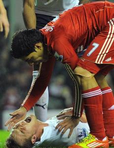 Rooney mener Suarez skulle v�rt utvist etter fem minutter