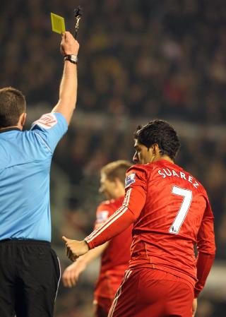 SLAPP MED GULT: Suarez fikk det gule kortet for sparket, og ga dommeren en tommel opp. Foto:   EPA/LINDSEY PARNABY