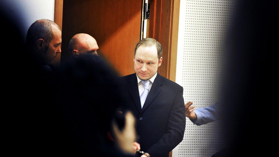 VIL TVANGSINNLEGGE P� ILA: Psykiaterne Agnar Aspaas og Terje T�rrissen g�r med p� � observere Anders Behring Breivik p� Ila. Foto: �istein Norum Monsen/DAGBLADET