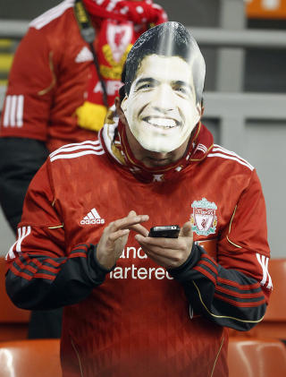 ETTERLENGTET COMEBACK: Flere Liverpool-fans hadde p� seg Suarez-masker mot Tottenham i g�r. Foto: REUTERS/Phil Noble