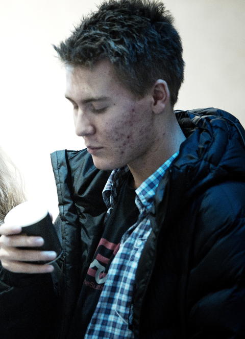 - HAN VIRKER FORSTYRRA: Ut�ya-overlevende Herman Heggertveit var til stede i Oslo tinghus i g�r og fulgte det siste fengslingsm�tet av Anders Behring Breivik. Heggertveit oppfattet den terrorsiktede som helt forstyrra. Foto: Bj�rn Langsem / Dagbladet
