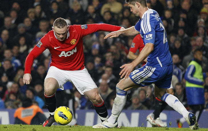 PISKER OPP STEMNINGEN: Wayne Rooney engasjerte seg fra stua i Manchester, og mente Luis Suarez var heldig som fikk bli p� banen etter sparket mot Scott Parker. Foto: (AP Photo / Kirsty Wigglesworth)