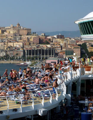 - Ikke f�l deg presset til � tipse hver gang det kommer en drink