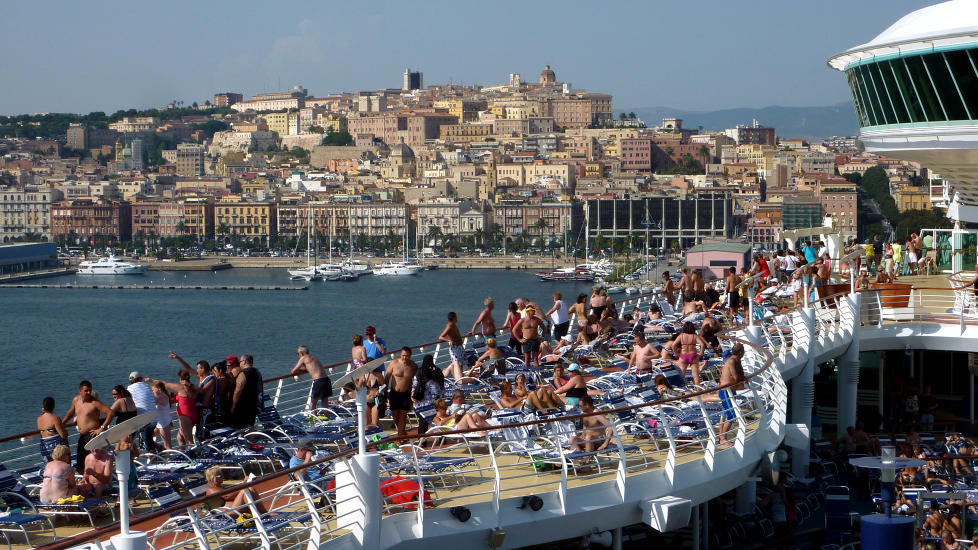 CRUISELIV: Du skal overhodet ikke f�le deg presset til � tipse hver gang noen kommer med en drink til deg n�r du er p� cruise, mener Dagbladets reiseekspert Torild Moland. Illustrasjonsfoto: EIVIND PEDERSEN