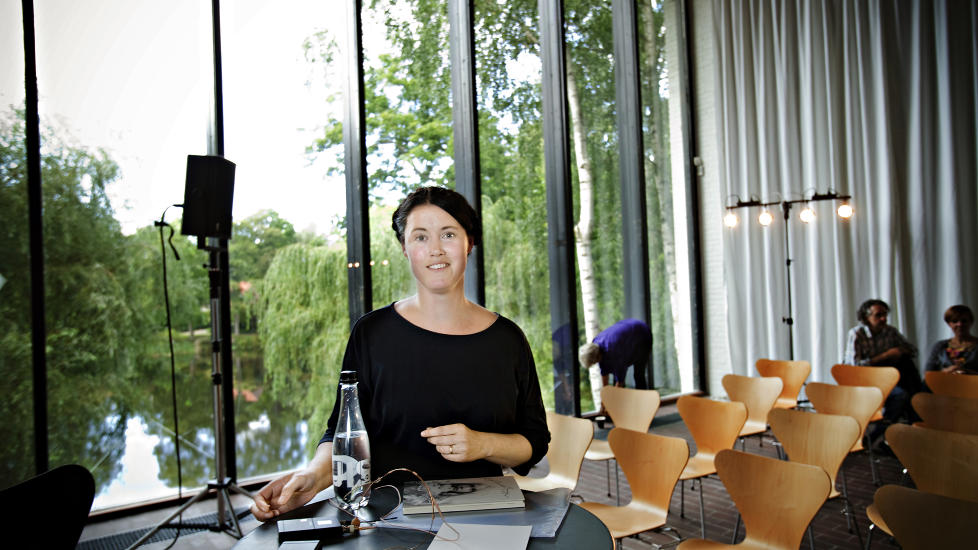 GRIPENDE: Linda Bostr�m Knausg�rd har skrevet en solid og gripende novellesamling, mener anmelderen. Her er hun fotografert da hun leste fra boka under litteraturfestivalen p� Louisiana i Danmark i fjor. Foto: KRISTIAN RIDDER-NIELSEN