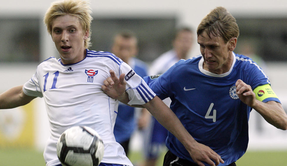 P� PR�VE I VIKING: F�r�yenes Joan Edmundsson (t.v.) i kamp mot Estland og Raio Piiroja i august 2010. Foto: Ints Kalnins, Reuters/Scanpix