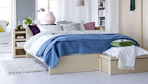 LURE MØBLER: Det kan lønne seg å være på jakt etter møbler som har smarte funksjoner og oppbevaringsløsninger om du bor kompakt. Foto: Ikea LURE MØBLER: Det kan lønne seg å være på jakt etter møbler som har smarte funksjoner og oppbevaringsløsninger om du bor kompakt. Foto: Ikea