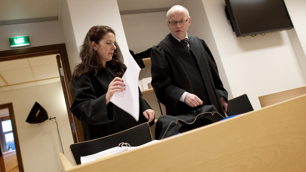 NEKTER STRAFFSKYLD: Trond Birkedal nekter straffskyld. Her aktor Karsten Monsen fra Rogaland politidistrikt og bistandsadvokat Hege Salomon. Foto: Tommy Ellingsen / Scanpix