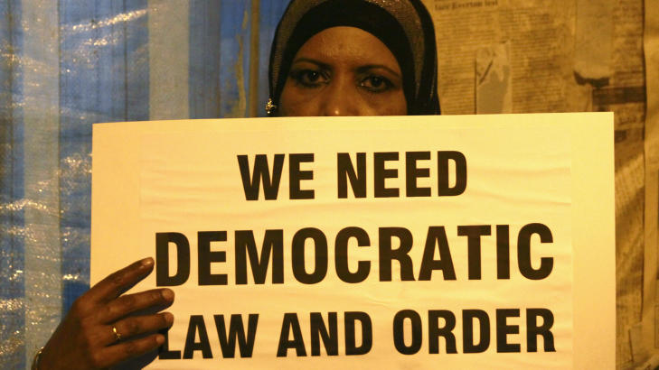 DEMONSTRANT: De siste ukene har det v�rt flere demonstrasjoner mot regimet p� Maldivene. Her holder en demonstrant opp en plakat med �nske om demokratiske rettigheter som lov og orden, 29.januar 2012. FOTO: MALDIVES/  REUTERS/Dinuka Liyanawatte