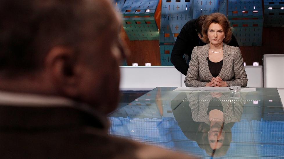 STILLER FOR SJEFEN: Natalia Naroshnitskaja stiller i stedet for presidentkandidat Vladimir Putin i TV-debattene foran presidentvalget 4. mars. Med ryggen til Vladimir Zhirinovskij. (AP Photo/Ivan Sekretarev)