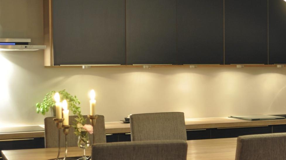 CORIAN: Ved bruk av Corian f�r du et s�ml�st preg og man ser ikke skj�tene. Det er delikat, praktisk og enkelt � holde rent, b�de bak platetoppen og bak vasken. Foto: Produsenten