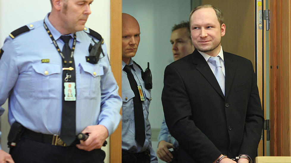 KAN M�TTE BETALE ERSTATNING:  Anders Behring Breivik kan bli kjente uttilregnelig i straffesaken, men tilregnelig i sp�rsm�let om erstatning. REUTERS/Christopher Olssan