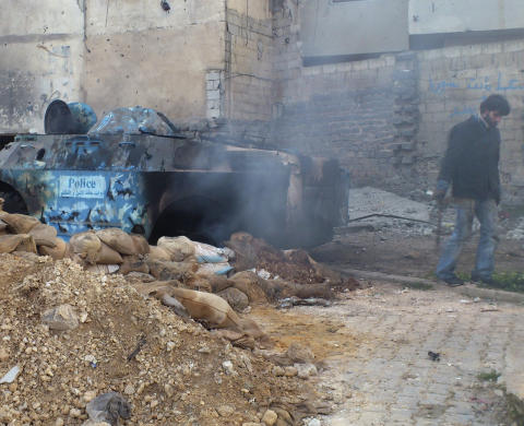 HARDE KAMPER: Det er byen Homs som er hardest rammet av kampene mellom demonstranter, avhoppere fra h�ren og Assads sikkerhetsstyrker. Foto: Reuters/Scanpix