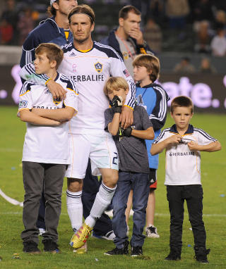 FOTBALLPAPPA: Beckham spiller gjerne fotball sammen med sine tre s�nner, Brooklyn, Romeo og Cruz. Foto: Stella Pictures
