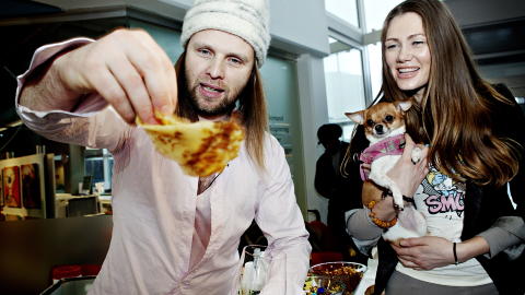 SHOW: Med gratis pannekaker og en d�sj champagne lagde Aune Sand og Marianne Aulie god stemning da de skulle selge bilder p� Allkopi for ett �r siden. Foto: Nina Hansen