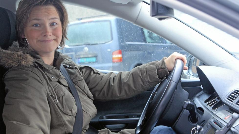 BEDRE ENN SNITTET: Kathe Simensen (37) kj�pte nylig en av Norges mest popul�re bruktbiler - forrige generasjon VW Passat. - Kj�resten min og jeg �nsket oss en stor, trygg og driftsikker bil, og etter � ha sjekket bruktbilrapporter og venners erfaringer, falt valget p� en Passat. Foto: Egil Nordlien HM Foto