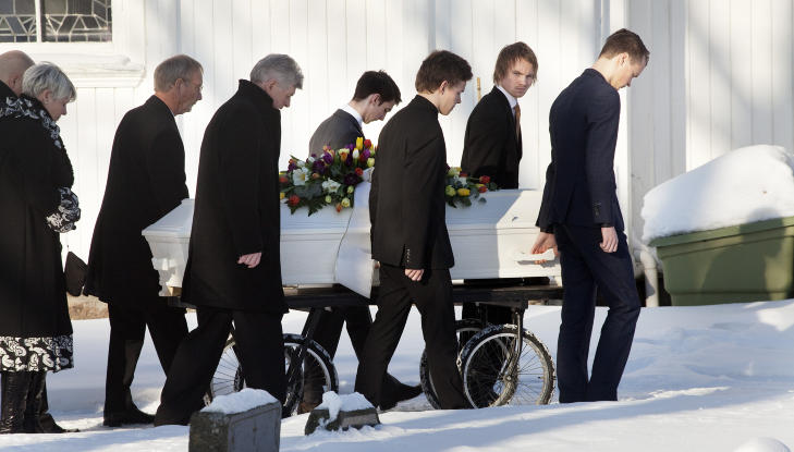 SISTE HVILE: Faren Ernst Phillip Eik�s, mor Nina Askildsen og bandmedlemmene i Honningbarna med Anders Askildsen Eik�s b�re utenfor S�gne hovedkirke tirsdag ettermidag, 7. februar. Foto: Anders Gr�nneberg