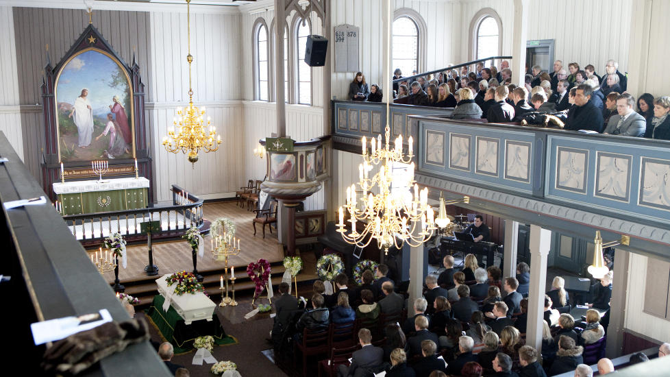 FULLSATT KIRKE:  Mange hundre tok farvel med Honningbarna-trommelsager Anders Askildsen Eik�s i S�gne hovedkirke i Vest Agder. Det ble en sterk og verdig seremoni - der blant andre Helene B�ksle sang �Mitt land� og �Gje meg handi di, ven� Foto: Anders Gr�nneberg