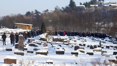 AVSKJED:  Mange hundre m�tte opp for � ta avskjed med Anders Askildsen Eik�s i begravelsen  i S�gne hovedkirke tirsdag ettermiddag. Foto: Anders Gr�nneberg