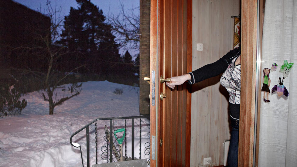 T�R KNAPT �PNE D�REN: Lilly Haugen (82) t�r knapt �pne d�ren etter at hennes gode venninne (77) ble ranet og muligens voldtatt like utenfor hennes hage. FOTO: LARS EIVIND BONES