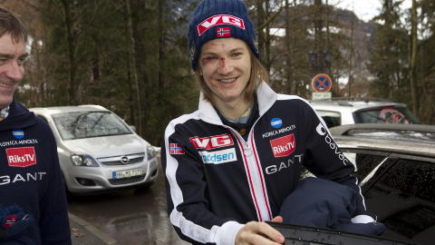 GLAD SPORTSSJEF: Clas Brede Br�then (t.v.) fikk rapporter om at Tom Hilde hoppet som han ikke var skadd p� Lillehammer. Det gledet sportssjefen.Foto: Terje Bendiksby / Scanpix