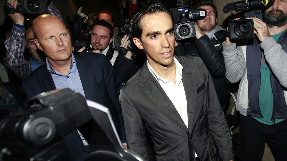 ST�R SAMMEN: Alberto Contador og Bjarne Riis st�r sammen i kampen for � renvaske spanjolen etter dopingdommen i CAS.Foto: SCANPIX/EPA/Alberto Martin