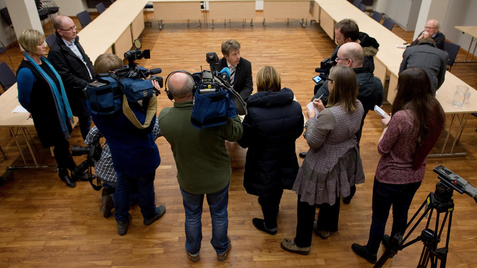 HOLDT PRESSEKONFERANSE: Gruppeleder for bystyregruppa i Stavanger Venstre, Per A Torbj�rnsen, holdt i kveld pressekonferanse i forbindelse med at Helge Solum Larsen er anmeldt for voldtekt. Foto: Tommy Ellingsen / Dagbladet