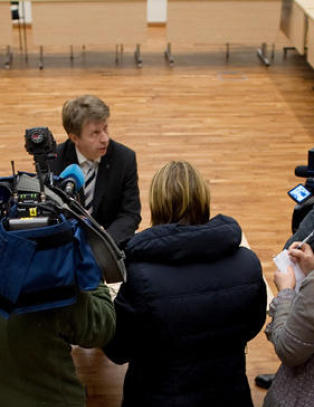 - Fortsatte �rsm�tet dagen etter at han ble kjent med voldtektsanklagene