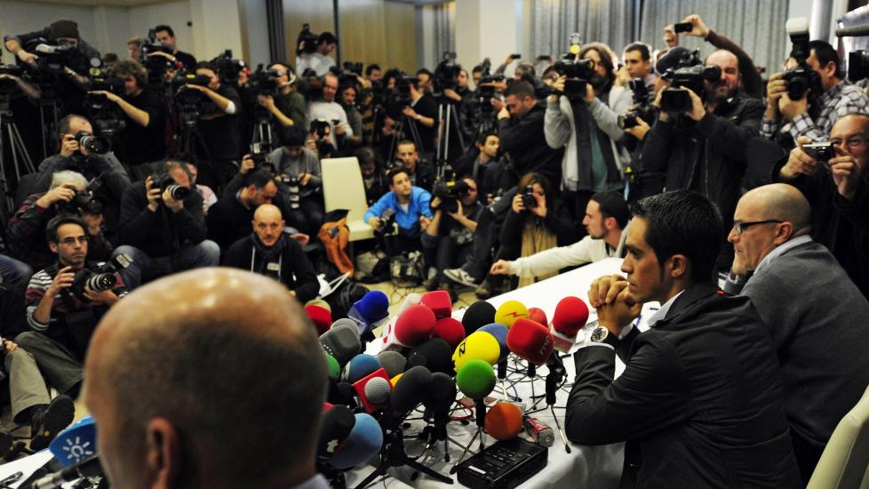BLE HYLLET: Alberto Contador fikk en hjertelig mottakelse da han i g�r kveld stilte til pressekonferanse i hjembyen Pinto, etter at CAS mandag d�mte ham til to �rs utestengelse for doping. Foto:  AFP PHOTO / JAVIER SORIANO