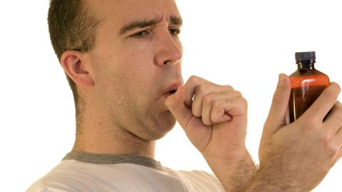 MEN VIRKER DEN? Det finnes ingen dokumentasjon p� at reseptfri sliml�sende hostesaft faktisk virker, if�lge direkt�r Steinar Madsen i Statens legemiddelverk. Illustrasjonsfoto: Scanstockphoto