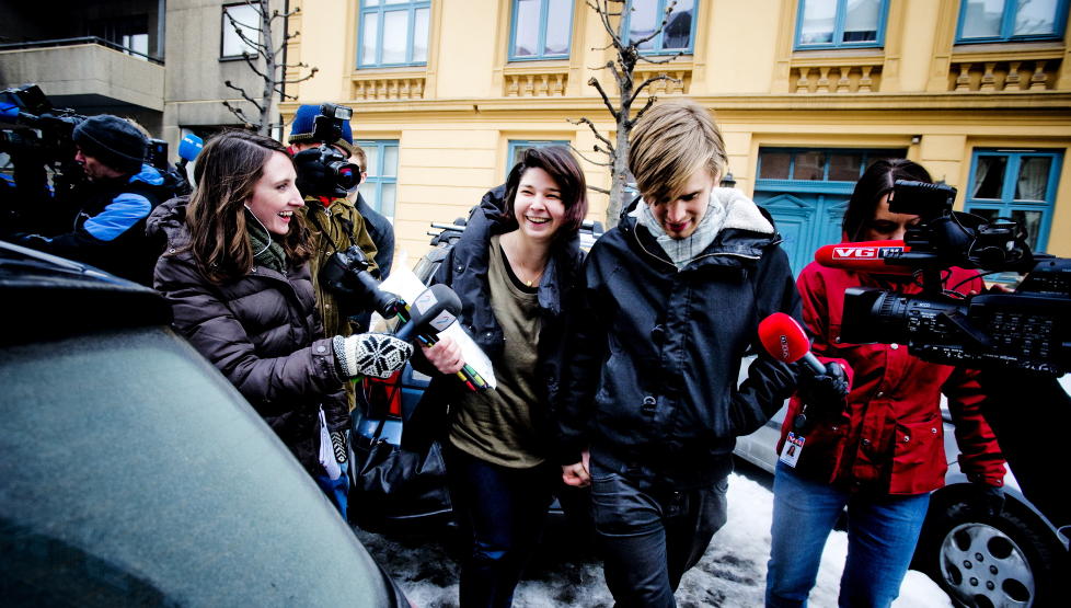 GODT OG VONDT: Skribent Eivind Tr�dal er kj�reste med Maria Amelie, Norges mest ber�mte papirl�se. Derfor burde han ikke f�tt skrive Morgenbladet-artikkelen om parets st�ttespillere, og i alle fall ikke f�tt fremstille dem som det godes representanter, skrev Inger Merete Hobbelstad. N� svarer Tr�dal. Foto: Thomas Rasmus Skaug

Foto: Thomas Rasmus Skaug  / Dagbladet
