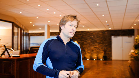 GRANSKER HOTELLET: Politibetjent Johannes Simonsen forteller at de i dag finkjemmer hotellet p� jakt etter tekniske spor. Foto: KENT SKIBSTAD