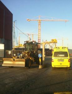 - Tre personer falt nesten 50 meter