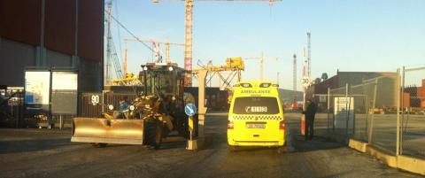 - Tre personer falt nesten 50 meter