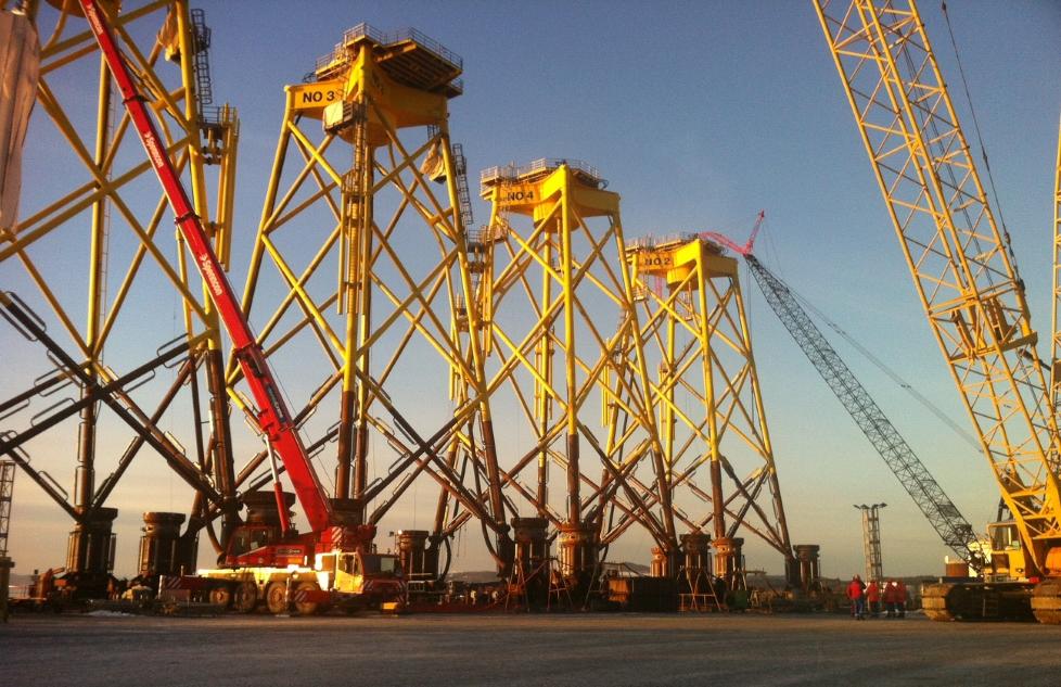 ARBEIDSULYKKE: Tre personer er hardt skadd etter at de falt mellom 50 og 60 meter under arbeid fra den svarte og r�de krana p� Kv�rner i Verdal i Nord-Tr�ndelag. Foto: Tor Aage Hansen
