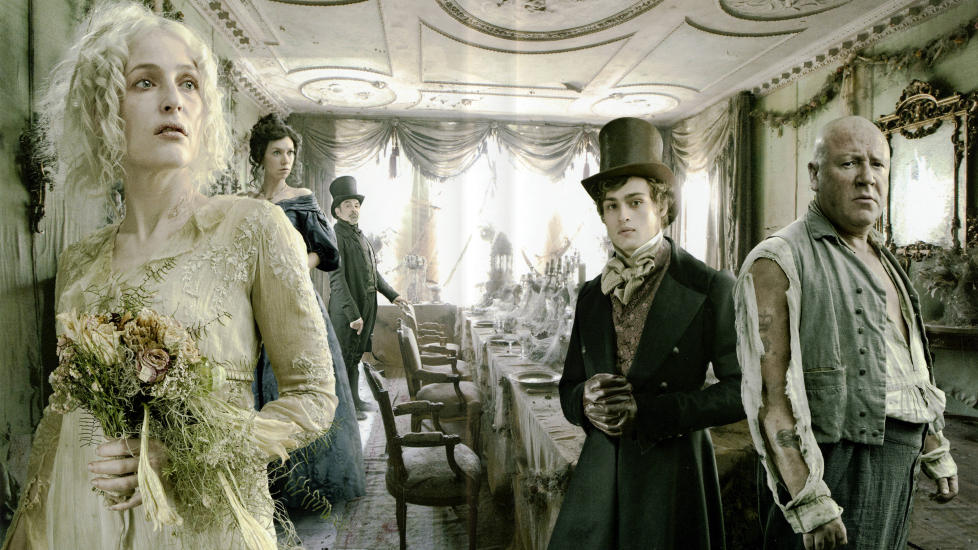 NY BBC-SERIE: Gillian Anderson (f.v.), Vanessa Kirby, David Suchet, Douglas Booth og Ray Winstone i den hittil nyeste filmversjonen av �Great Expectations�, regissert av Bil Kirk for BBC. Neste �r komer enda en film, regissert av Mike Newell og med Ralph Fiennes og Helena Bonham-Carter i sentrale roller.
