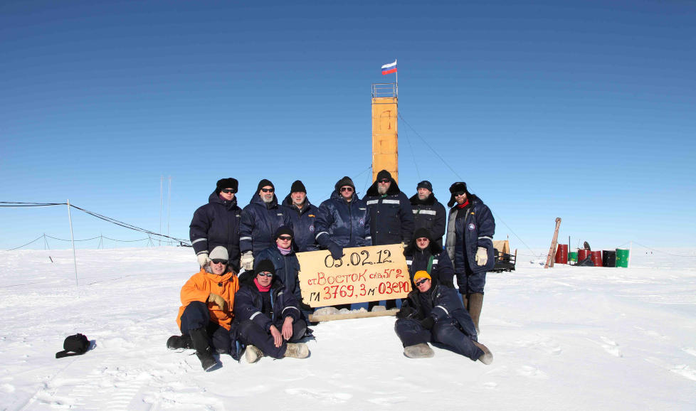  FEIRET  : Det russiske forskerteamet ved Vostok-innsj�en feiret etter gjennombruddet. P� plakaten st�r blant annet lengden ned til sj�en under isen, som er 3769,3 meter. Foto: SCANPIX