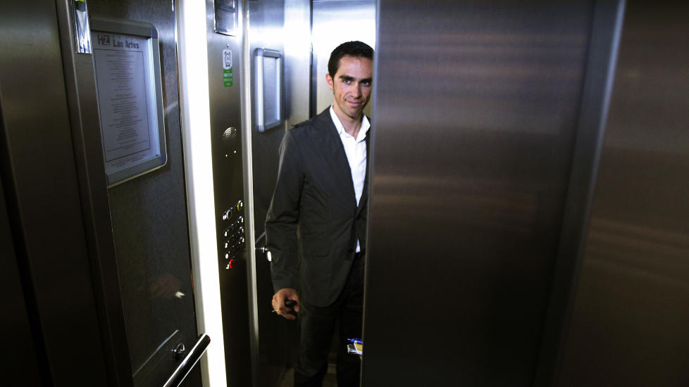 SULTESTREIK: En pensjonert spansk professor i etnologi sultestreiker helt til Alberto Contador blir frikjent for doping. Foto: AP Photo / Andres Kudacki / Scanpix