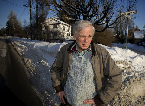 - FOLK ER REDDE: Sokneprest Egil Stray Nordberg vet at mange pensjonister er redde for � g� alene etter overfallet. Han forteller at folk melder seg frivillig for � f�lge de eldre n�r de ferdes ute. Foto: �istein Norum Monsen / Dagbladet