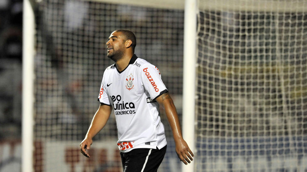 HUSARREST: Adriano er satt i husarrest av Corinthians for at han skal g� ned i vekt og komme seg i form. Foto: AFP Photo / Nelson Almeida / Scanpix