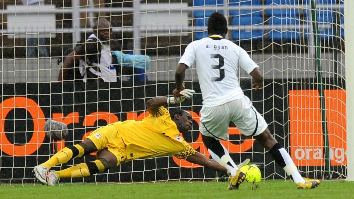 STRAFFEMISS: Asamoah Gyan bommet p� straffespark. Foto: AFP PHOTO / ALEXANDER JOE