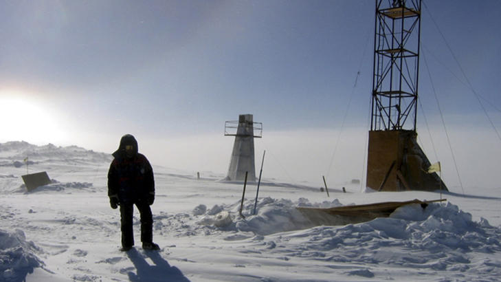 FORTIDSVANN: Vostok-innsj�en har ligget under isen i Antarktis i rundt 20 millioner �r. N� har russiske forskere f�tt hull p� is-byllen. Foto: REUTERS/Alexey Ekaikin/Handout