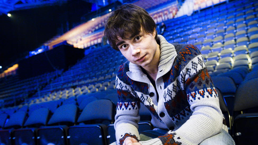 TAR SCENEN: Alexander Rybak skal nok en gang sjarmere pikehjerter p� MGP-scenen l�rdag. Foto: H�kon Eikesdal