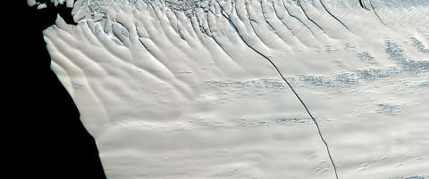 http://news.nationalgeographic.com/news/2012/120202-crack-antarctica-iceberg-science-glacier/?source=lik_tw20120207news-nyciceberg