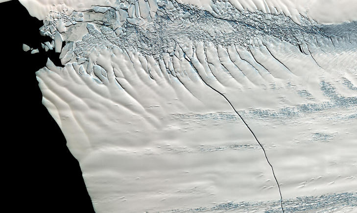 SETT FRA SATELLITT: Dette bildet fra oktober i fjor viser deler av den gigantiske revnen som n� rasker over isen. FOTO: REUTERS/NASA/GSFC/METI/ERSDAC/JAROS