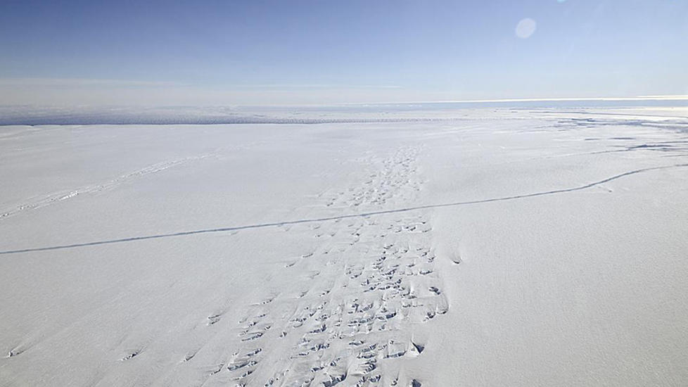 MEGASPREKK: Et oversiktsbilde av sprekken i Pine-�ya isbreen. Snart kan et isberg st�rre enn New York l�sne fra breen. FOTO:  REUTERS/NASA/Goddard Space Flight