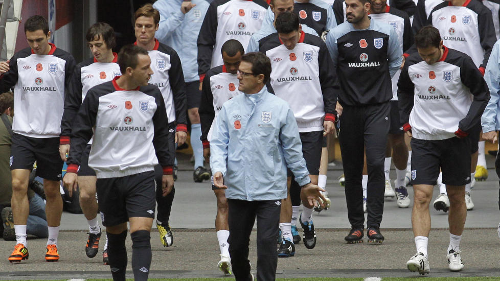 OVERKJ�RT: Fabio Capello likte ikke at han ble overkj�rt av FA da de valgte � frata John Terry kapteinsbindet. Foto: AP Photo / Sang Tan / Scanpix