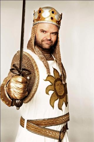 I FULL MUNDUR: Slik ser Atle Antonsen ut som kong Arthur i �Spamalot�. Foto: Pressebilde