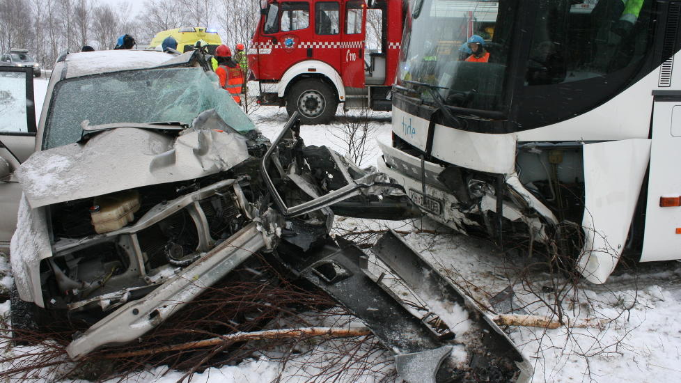 KRASJ: Seks personer ble skadd etter en kollisjon mellom en buss og personbil i Rogaland. Tre av dem ble kritisk skadd. Onsdag kveld d�de en �tte �r gammel gutt av skadene. Foto: Ronny Hjert�s